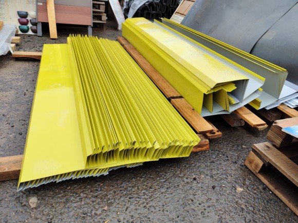 Отлив оконный желтый