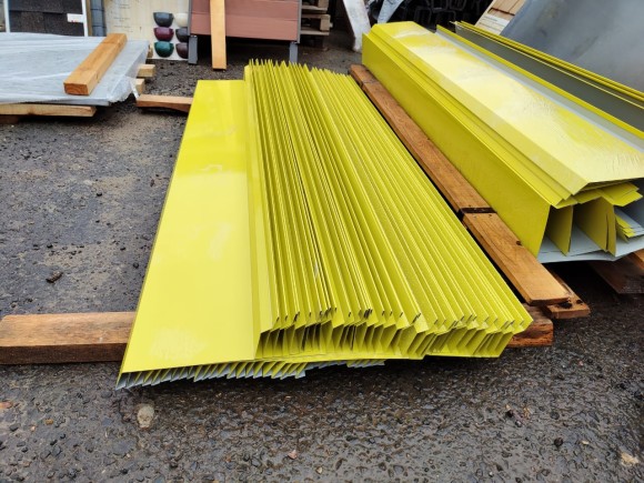 Отлив оконный желтый