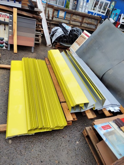 Отлив оконный желтый