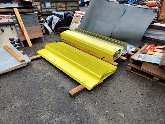 Отлив оконный желтый