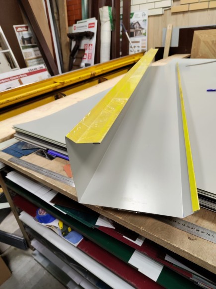 Отлив оконный желтый