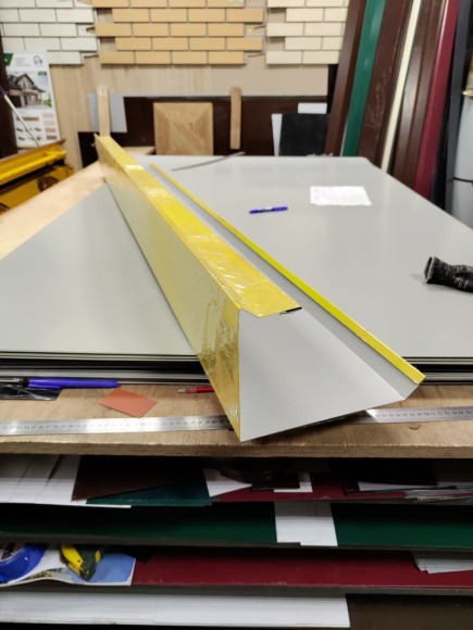 Отлив оконный желтый