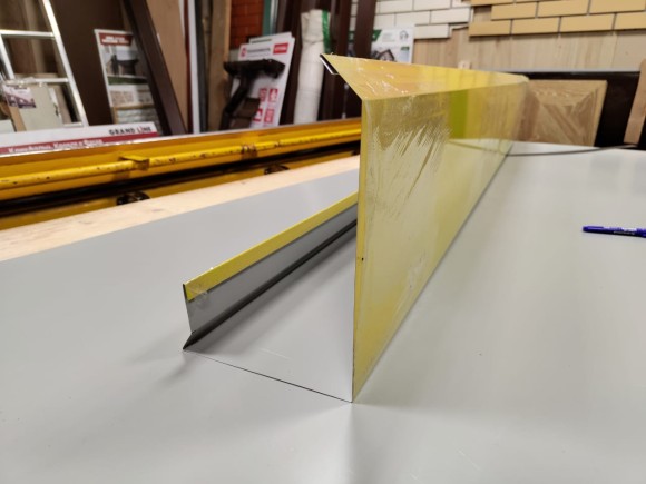 Отлив оконный желтый